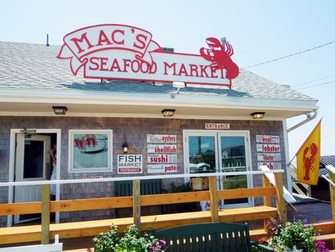 Best New England Seafood Markets New England Lobster Roll, New England Seafood, Summer In New England, Beach Snacks, Fried Clams, Seafood Shop, Best Lobster Roll, Fish Chowder, Lobster Shack