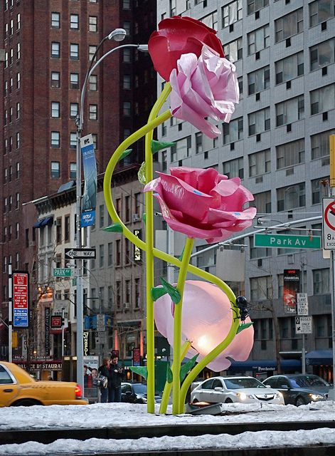 Artist Will Ryman, in conjuction with the NYC Department of Parks & Recreation and Paul Kasmin Gallery, installed 38 giant sculptures of rose blossoms in Park Avenue in 2010. Statement Hairstyles, Side Updo, Public Sculpture, Roadside Attractions, Chihuly, City Street, Sculpture Installation, Park Avenue, Outdoor Art