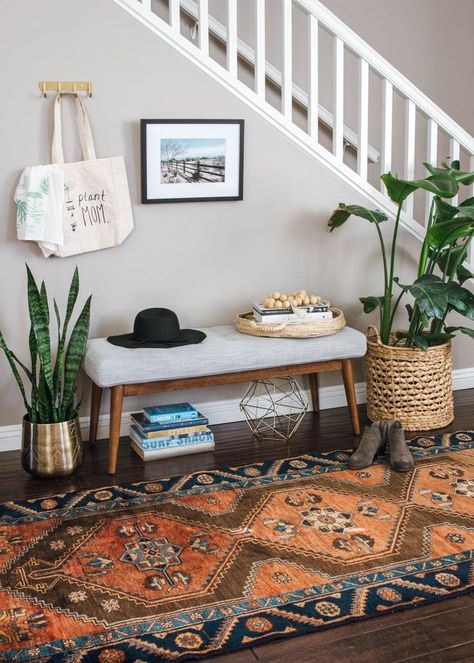 Find out three magical ways to transform your drab entry way into something functional and stylish no matter how dark or small it is! I love styling my entry with a small bench, vintage rug, a few home accessories, and plants to put some life into the entryway or hallway! #entryways #foyers #organizedentry #anitayokota Decoration Hall, Boho Entryway, Hal Decor, Small Bench, Dekor Diy, Foyer Decorating, Entry Hallway, Hall Decor, Entry Way