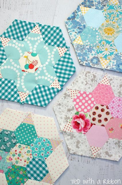 Tied with a Ribbon English Paper Piecing Patterns Free, Hexagon Cushion, Cricut Quilting, Smitten Quilt, Paper Piecing Tutorial, Hexagon Quilts, Hexie Quilt, Paper Quilt, English Paper Piecing Quilts