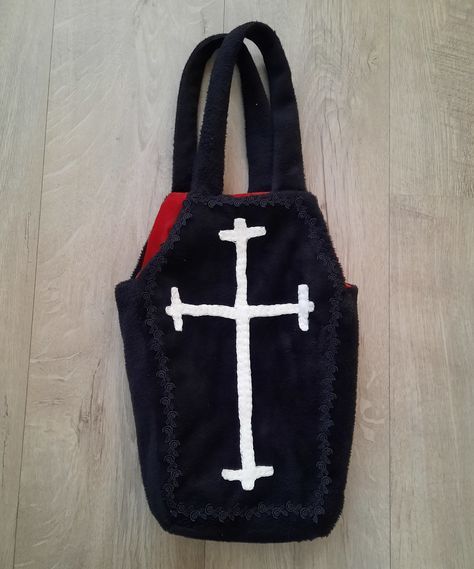 Diy Emo Clothes, Halloween Bags Diy, Coffin Purse, Gothic Coffin, Halloween Sewing, Diy Bag Designs, Mini Mochila, Sewing Stuffed Animals, Gothic Accessories