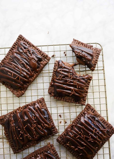 These double chocolate pop-tarts feature a cocoa powder pie dough, a double chocolate filling, and a simple chocolate sugar glaze! Chocolate Poptart, Pop Tart Recipe, Chocolate Pop Tarts, Pie Dough Recipe, Chocolate Pops, Shortbread Bars, Simple Pop, Pop Tart, Sugar Glaze