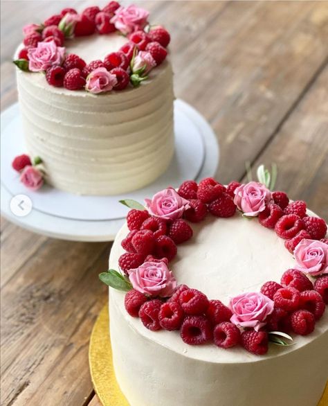 Raspberry Cake Decoration Decorating Ideas, Birthday Cake With Raspberries, Strawberry Rose Cake, Birthday Cake Raspberry, Mixed Fruit Cake Design, Berry Cake Decoration, Raspberry Cake Decoration, Cake Decoration With Flowers, Raspberry Drip Cake