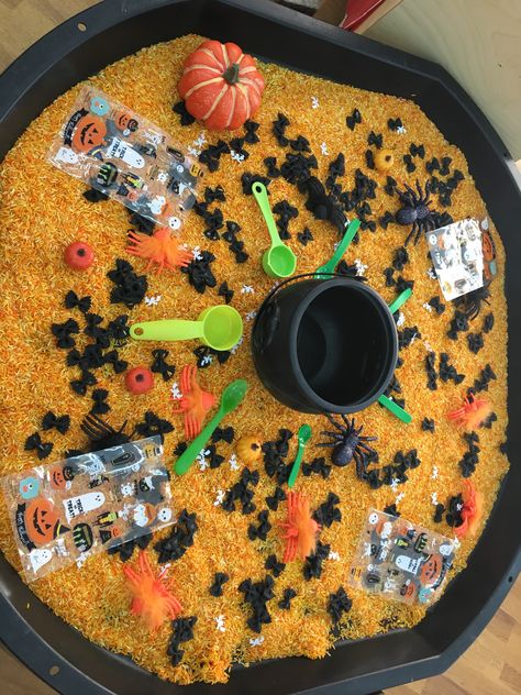 Sensory Table Ideas Halloween, Halloween Daycare Ideas, Halloween Crafts Eyfs, October Eyfs Activities, Halloween Tuff Spot Ideas, Halloween Tuff Tray Ideas Preschool, Baby Room Halloween Activities, Toddler Halloween Party Decorations, Spider Tuff Tray Ideas