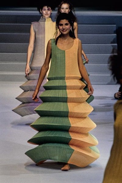 Issey Miyake ready-to-wear Spring 1995 collection Proportions Fashion, Japanese Fashion Designers, Conceptual Fashion, Elsa Schiaparelli, Mode Inspo, Vogue Runway, Hiroshima, Fashion Design Clothes, Issey Miyake