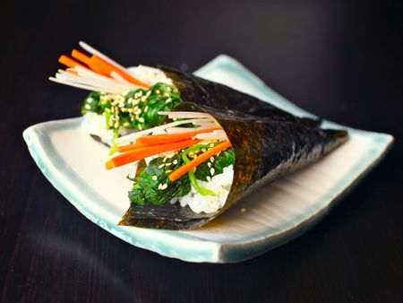 Vegetable Sushi, Hand Roll Sushi, Temaki Sushi, Nori Rolls, Menu Sushi, Sushi Style, Sushi Ideas, Sushi Recipes Homemade, Cucumber Rolls