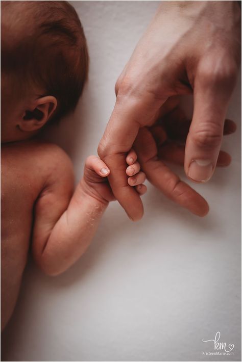 baby holding dad's finger Midwifery Logo, Baby Holding Finger, Baby Holding Hand, Dad Holding Baby, Photo Bebe, Newborn Family Pictures, Book Journaling, Vision 2024, Newborn Photography Poses