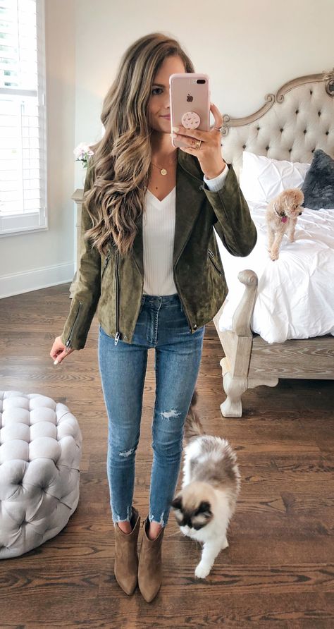 Olive suede jacket from the Nordstrom Anniversary Sale... I NEED IT Date Night Outfit Cold Weather, Looks Adidas, Perfect Spring Outfit, Jillian Harris, Winter Attire, Chique Outfits, Mom Fashion, Fall Clothing, Mode Casual