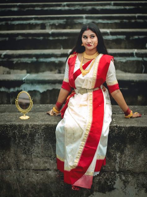 Bengali Saree Drape Style, West Bengal Traditional Dress, Bangoli Saree Traditional Look, Bengali Saree Photoshoot, Photoshoot Saree, Red And White Saree, Red Saree Wedding, Durga Pooja, Bengali Saree