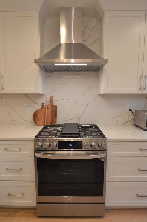 This small kitchen in Minneapolis features a large format quartz backsplash that matches the counter top.  This makes the kitchen feel larger and more open than it is.  Visually it is stunning. Great option for small kitchens. #smallkitchens #kitchenideas #quartz #quartzbacksplash Countertop Matching Backsplash, Kitchen Counter As Backsplash, Marble Counter And Backsplash Kitchen, Marble Counter Top And Backsplash, Backsplash Countertop Same, Backsplash Same As Counter, Counter Backsplash Kitchen, Faux Marble Countertop And Backsplash, Quartz Splash Back Kitchen