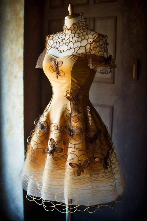 Bee Armor, Fantasy Person, Bee Costume Diy, Bee Cosplay, Insect Dress, Bee Costume, Ren Fest, Bee Dress, Fairy Dresses