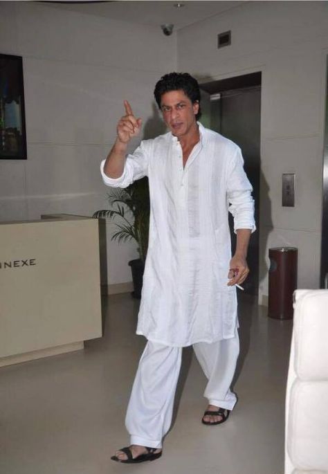 Shah Rukh Khan Kurta, Shahrukh Khan Kurta, Pathani For Men, Arjun Rampal, Haircuts Curly, Bob Marley Pictures, Shoes Guide, Black Outfit Men, Wedding Dresses Men Indian