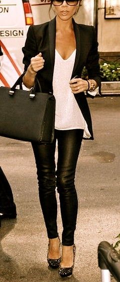 black leather leggings, white T, black blazer! Chic! Look Legging, Mode Shoes, Pastel Outfit, Leggings Outfit, Legging Outfits, Looks Black, Faux Leather Leggings, Looks Style, Mode Inspiration