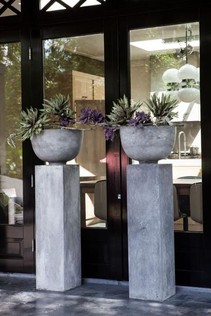 Outdoor home decorating with flowers make the world Green and bright Cement Ideas, Handmade Birdhouses, Diy Concrete Planters, Concrete Diy Projects, Cement Planters, Beautiful Yards, Concrete Crafts, Concrete Projects, Cement Crafts