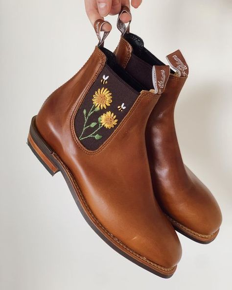 Shoe Embroidery Ideas, Sunflower Boots, Shoes Embroidery, Boots Diy, Painting Shoes, Embroidery Boots, R.m. Williams, Embroidered Boots, Inspo Pics