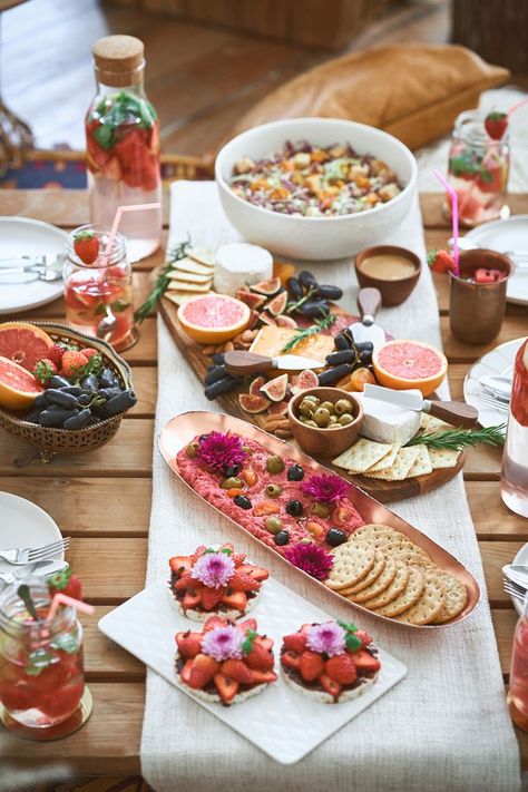 Gorgeous boho food platters. Click to view the full hen party styled shoot on SingaporeBrides. Bachelorette Boho Party, Boho Party Food Ideas, Hens Brunch, Grazing Table Decor, Bridal Party Food, Girls Night Food, Bohemian Bachelorette Party, Hen Party Food, Bridal Party Foods