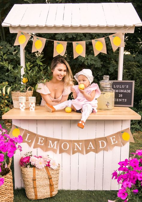 Strawberry lemonade stand for one year old birthday party, lemonade banners, farmer's market birthday party idea Strawberry Stand Photoshoot, Picnic Themed First Birthday Party, Lemonade Theme Party, Lemonade Stand Photo Shoot, Lemonade Stand Ideas, Strawberry Stand, Market Birthday Party, Party Lemonade, Lemon Heaven