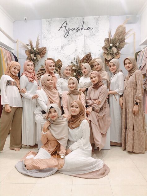 Dresscode For Group Hijab, Ootd Pastel, White Dress Aesthetic, Yearbook Photoshoot, Family Photo Studio, Dress Kebaya, Asian Bridal Dresses, Birthday Cake Topper Printable, Bff Photoshoot Poses