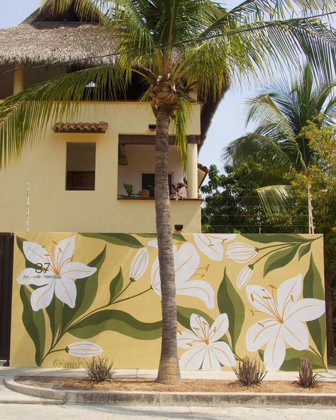 Flores para Casa Lily Painting Ideas For Garden Walls, How To Paint A Mural, Floral Wall Mural Painting, Flower Painted Wall, Flower Mural Wall Paintings, House Mural, Flower Wall Design, Creative Wall Painting, Baby Room Diy