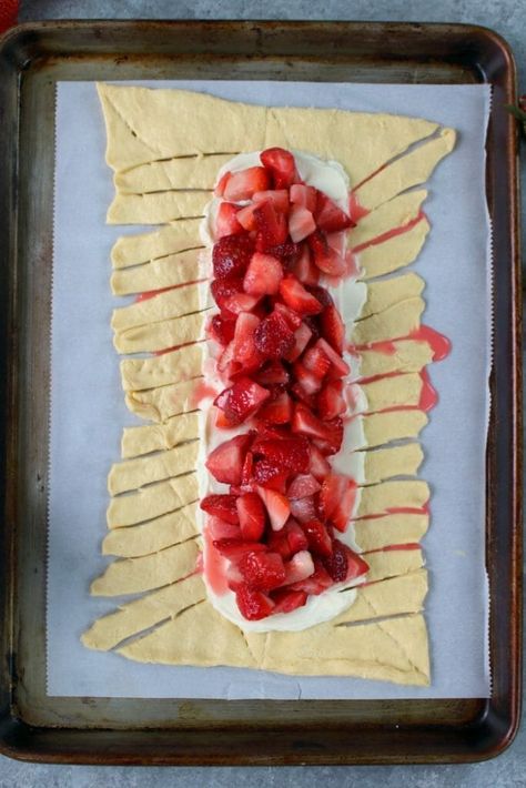 Crossant Recipes Pillsbury Breakfast, Crescent Pastry Recipes, Pillsbury Pastry Sheet Recipes, Pastry Sheets Recipes, Easy Breakfast Pastry, Recipes Using Store Bought Puff Pastry, Braided Pastry, Pastry Breakfast Ideas, Strawberry Strudel