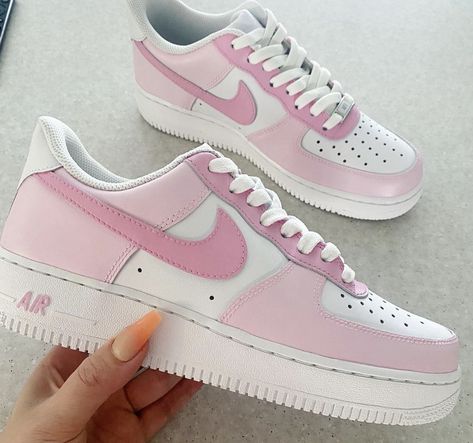 Pink Nike Shoes Outfit, Zapatillas Nike Air Force, Snicker Shoes, Nike Shoes Women Fashion, Custom Sneakers Diy, Pink Nike Shoes, Pretty Sneakers, Basket Style, Preppy Shoes