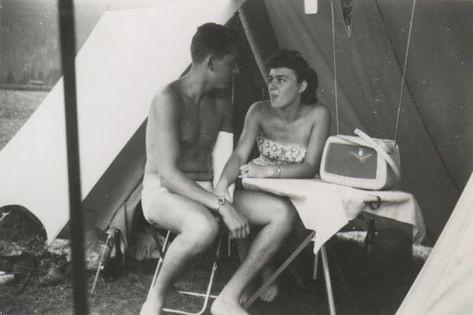 35 Vintage Snaps of People Camping in the 1950s35 Vintage Snaps of People Camping in the 1950s Vintage Camping Photos, Camping Pictures, Camping Photos, Huge Hair, Woodstock Festival, Camping Cooking, Black And White Landscape, Blogger Design, Glamour Shots