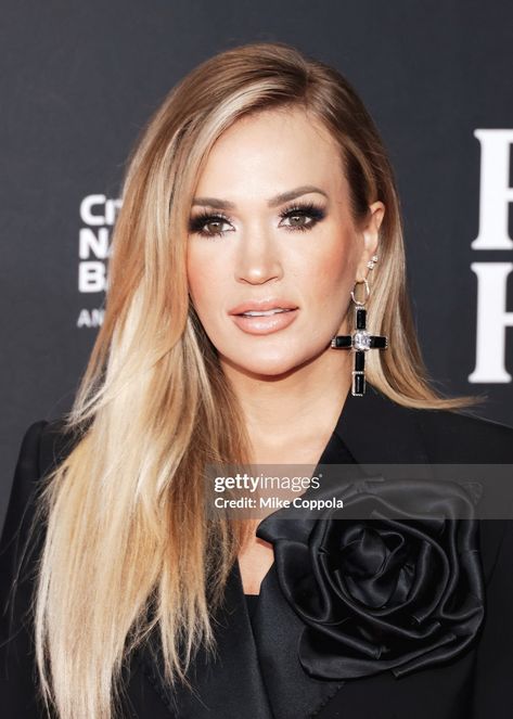 Carrie Underwood Makeup, Carrie Underwood Hair, Side Swept Hairstyles, Beauty Hair Makeup, Side Swept, Beautiful Long Hair, Carrie Underwood, Medium Hair, Medium Hair Styles