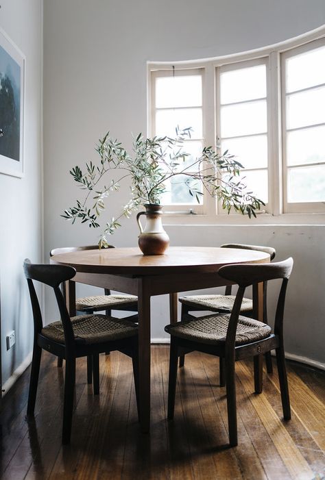 When photographer Nicolette Johnson put images she took of her art-filled Australian apartment on Reddit's Interior Design forum, she could not have imagined her post would take off the way it did. No need for curtains or extraneous decor in this unfussy dining room. Deco House, 1920s House, 아파트 인테리어, Dining Room Inspiration, Small Dining, Retro Home Decor, Retro Home, Modern Dining Room, Dining Room Design