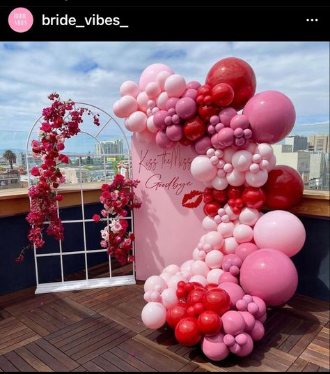 Kiss The Miss Goodbye, Red Birthday Party, Deco Ballon, Diy Valentine's Day Decorations, Cute Kiss, Valentines Balloons, Gold Party Decorations, Birthday Party Theme Decorations, Birthday Balloon Decorations