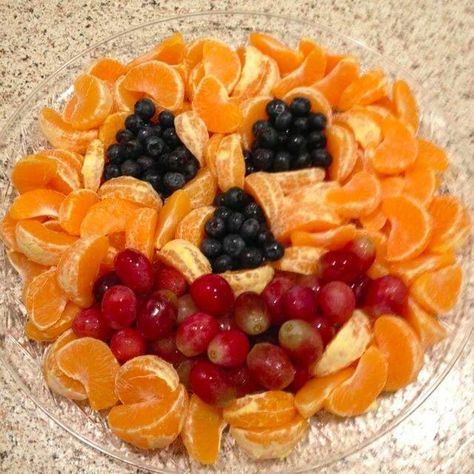 Super cute, clean eating Halloween idea! Oranges, blueberries, grapes Halloween Fruit Tray, Menu Halloween, Halloween Potluck, Halloween Breakfast, Halloween Fruit, Halloween Fest, Healthy Halloween, Holiday Snacks, Halloween Goodies