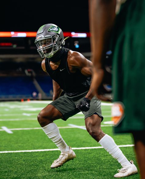 Wide Receiver Aesthetic, Athletic Black Man, American Football Players High School, Football Practice Aesthetic, Black Athletes Men, Football Guy Aesthetic, High School Football Drip, Football Player Aesthetic, American Football Aesthetic