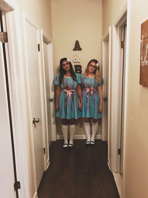 The Grady Twins Costumes Halloween 2017 The Shining Twins Costume Creative Halloween Costumes #twinning Famous Twins Costumes, Evil Twin Halloween Costume, Scary Twin Halloween Costumes, Evil Twins Costume, Shinning Twins Halloween Costumes, Shining Twins Makeup, The Shinning Twins Halloween Costume, Creepy Twins Aesthetic, Shinning Twins Costume Diy