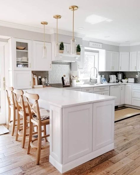 White Contemporary Kitchen, Beautiful White Kitchens, Kitchen Peninsula, Contemporary Kitchen Cabinets, Farmhouse Kitchen Island, Kitchen White, All White Kitchen, Classic Kitchen, Brass Handle