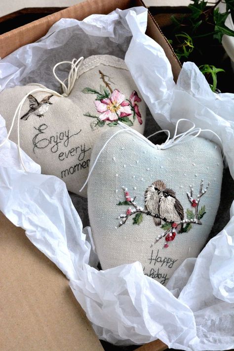 Embroidery Wedding Gifts, Wall Decor For Christmas, Christmas Hand Embroidery, Shabby Chic Hearts, Xmas Tree Decoration, Embroidery Wall Art, Heart Decor, Christmas Embroidery Designs, Shabby Chic Christmas