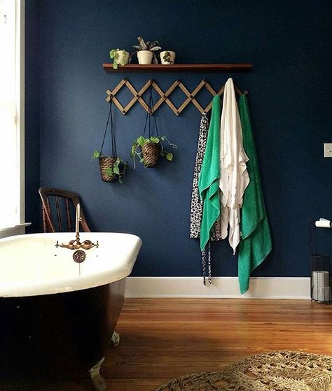 Benjamin Moores Van Duesen Blue HC-156. This bathroom from @contentandcompany on the #simplystyleyourspace feed is everything... and that color on the walls is everything. Dark Blue Bathrooms, Clever Bathroom Storage, Navy Bathroom, Bathroom Blue, Dark Bathrooms, Bad Inspiration, Dark Walls, Downstairs Bathroom, Small Bathroom Storage