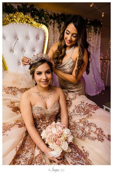 Mom And Quinceanera, Quincenera And Her Court, Quinceanera Group Photos, Funny Quinceanera Pictures, Getting Ready Quince Photos, Quince Family Pictures, 15 Pictures Ideas, Poses For Quinceanera Pictures, Quince Photoshoot Ideas With Court