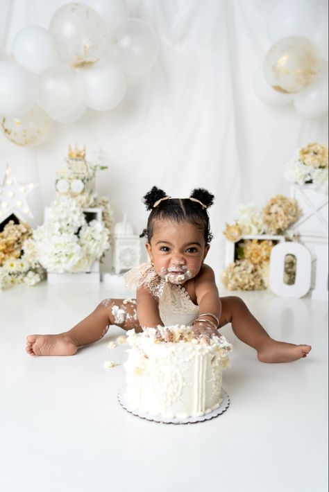 Cake smash photoshoot Baby Cake Smash Photoshoot, 1st Birthday Smash Cake Photoshoot, Baby Smash Cake Photoshoot, Cake Smash Photoshoot, Cake Smash Pictures, Baby Cake Smash, Smash Cake Photoshoot, Cake Smash Photos, Toddler Life