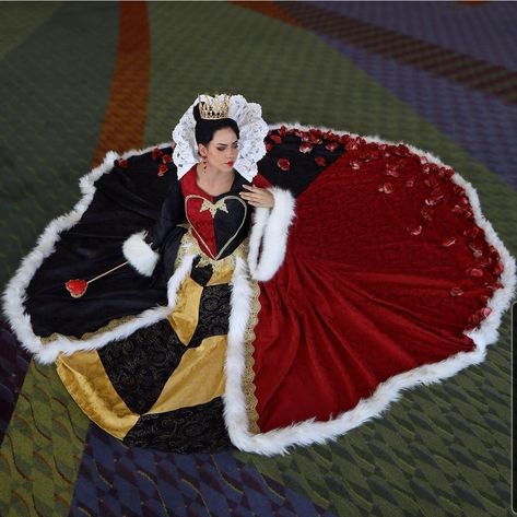 Queen Of Hearts Cosplay, Alice Costume, Costume Cosplay, Costumes Halloween, Queen Of Hearts, Cosplay Ideas, Alice In Wonderland, Costume Ideas, Halloween Costume