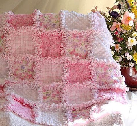 The Ultimate rag Quilt, w 1" seams, chenille + 3 layers of flannel.  I LOVE LOVE LOVE THIS! Girls Rag Quilt, Flannel Rag Quilts, Rag Quilt Tutorial, Colchas Quilting, Rag Quilt Patterns, Baby Rag Quilts, Quilt Baby, Patchwork Quilting, Girls Quilts