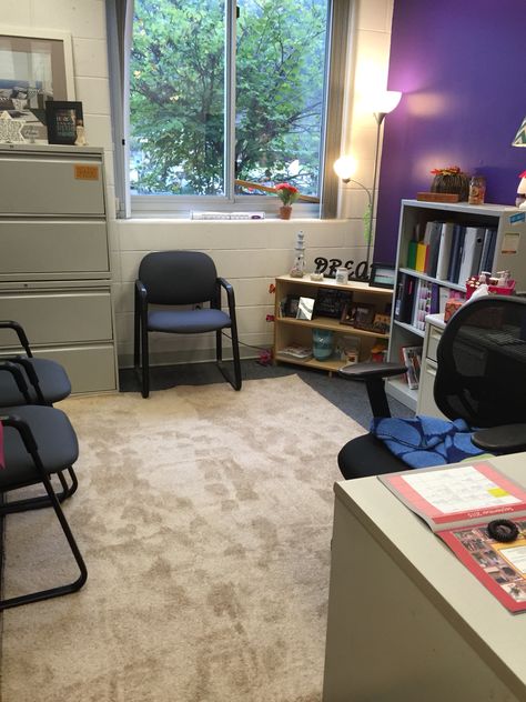 High school counseling office! School Counsellor Room Decor, Headteacher Office, High School Counselor Office, High School Counselors Office, High School Counseling Office, Counseling Office Design, School Psychologist Office, Future Psychologist, Counselling Office