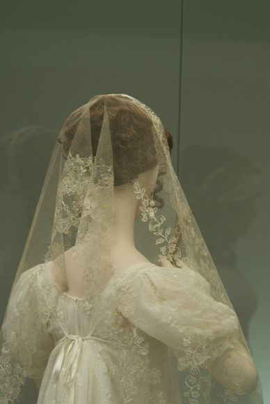 Bridal gown, ca. 1810, from exhibit 'Napoleon: Empire of Fashion. Regency Wedding Veil, 1849 Fashion, Empire Gown, Regency Costume, Regency Clothing, Regency Wedding, Silk Veil, Magic Flute, Historical Clothes