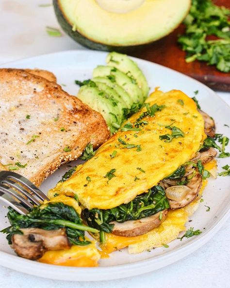 Vegan Cheesy Mushroom & Spinach Omelette! WHO WANTS A HOMEMADE VEGAN OMELETTE RECIPE? This is not quite homemade, so I’m open to creating… Vegan Omelette, Spinach Omelette, Caramelized Onions And Mushrooms, Mushrooms And Spinach, Best Food Ideas, Mushroom Spinach, Food World, Omelette Recipe, Healthy Menu