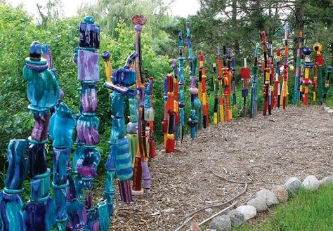 Garden Totem, Garden Totems, Garden Poles, Upcycle Garden, Bottle Garden, Glass Garden Art, Garden Art Sculptures Diy, Glass Sculptures, Garden Art Projects