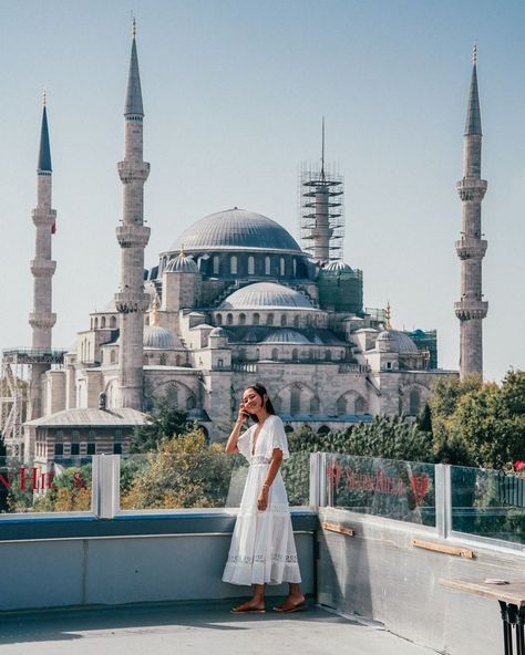 For the best terrace views of the Blue Mosque and Hagia Sophia, Seven Hills Restaurant is a must. Enjoy breakfast with a view, and make sure to stop at the terrace one level up from the restaurant for uncovered 360 views over Istanbul. #istanbul #turkey Taksim Square, Istanbul Pictures, Blue Mosque Istanbul, Umbrella Street, Turkey Fashion, Turkey Vacation, Istanbul Turkey Photography, Turkey Travel Guide, Visit Istanbul