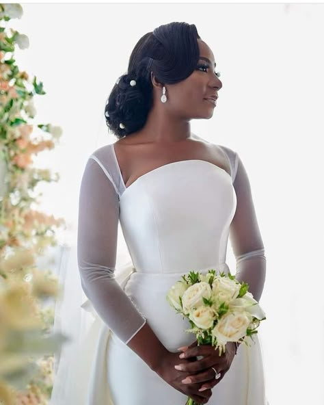 Bridal Gown Simple, Gown Simple, Africa Wedding, Civil Wedding Dresses, Classy Wedding Dress, Detachable Train, Stylish Wedding Dresses, Pretty Wedding Dresses, Minimalist Wedding Dresses