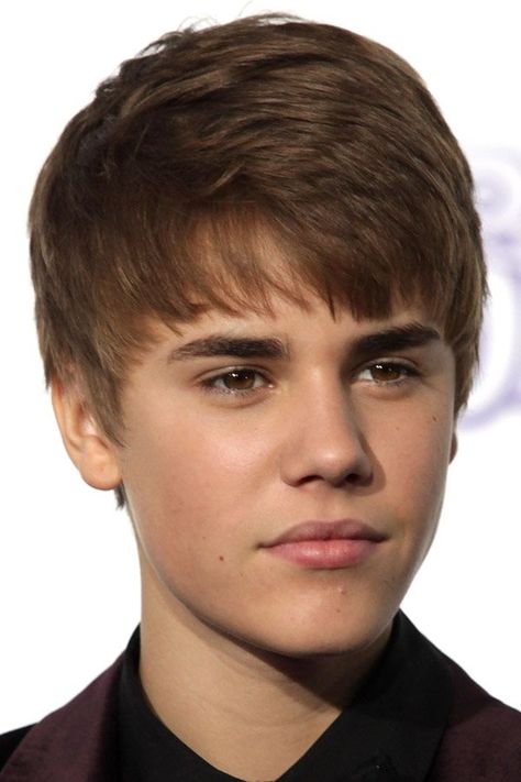 February 2009 #justinbieber #justinbieberhair #bowlcut #layeredhair Are you keen on the way Justin Bieber hair looks? Here, you can trace the evolution of his boldest hairstyles from 2009 bowl cut to 2018 short buzz cut through blonde undercut faux hawk to flip long fringe with shaved sides. #menshaircut #menshairstyles Justin Bieber Short Hair, Justin Bieber Quiff Hair, Justin Bieber Hairstyle Long, Justin Bieber Hair Cut, Maverick Hair, Justin Bieber Long Hair, Justin Bieber Hairstyle, Justin Bieber Hair, Justin Bieber Haircut