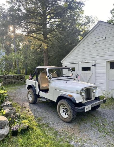 Old Jeeps Vintage, Vintage Jeep Wrangler, Old Jeep Wrangler, Wrangler Car, White Jeep, Vintage Jeep, Old Jeep, Classy Cars, Vintage Wrangler