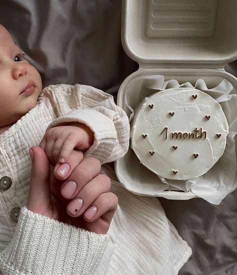 Aesthetic Newborn Pictures, 6 Months Milestones, One Month Baby Cake Ideas, First Month Baby Photoshoot, Baby 1 Month Photo Ideas, One Month Baby Picture Ideas, One Month Old Baby Pictures, 1 Month Old Baby Pictures, 1 Month Baby