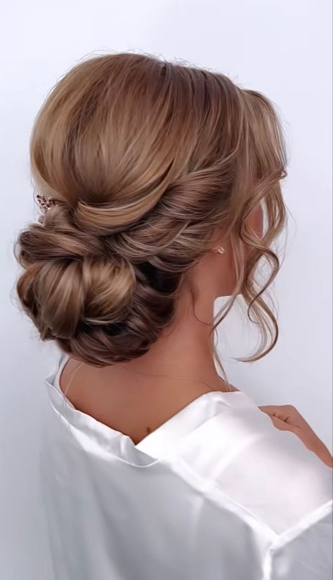 Blonde Hair Cuts Medium, Mother Of The Bride Hairdos, Grad Hair, Mother Of The Groom Hairstyles, Bridesmaid Hair Inspo, Side Bun Hairstyles, Ball Hair, Wedding Hair Up, Classic Updo