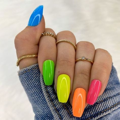 Bright Colour Nails Acrylic, Neon Nails Multicolor, Rainbow Nails Neon, Neon Colorful Nails, Bright Different Color Nails, Neon Rainbow Nails Short, Simple Neon Nail Designs, Bright Rainbow Nails, Neon Gradient Nails